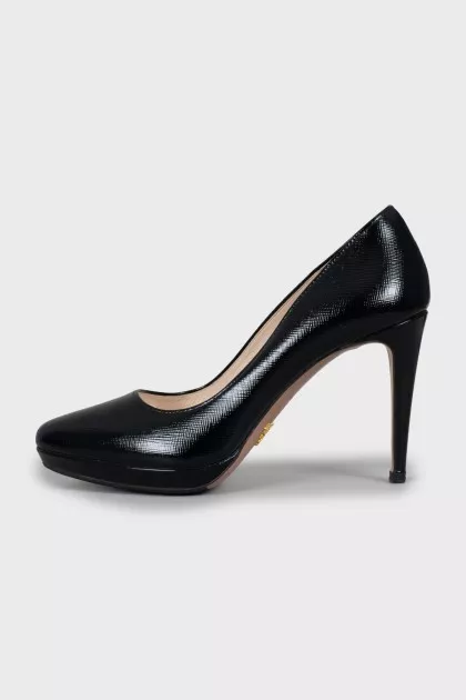 Patent leather shoes with embossing