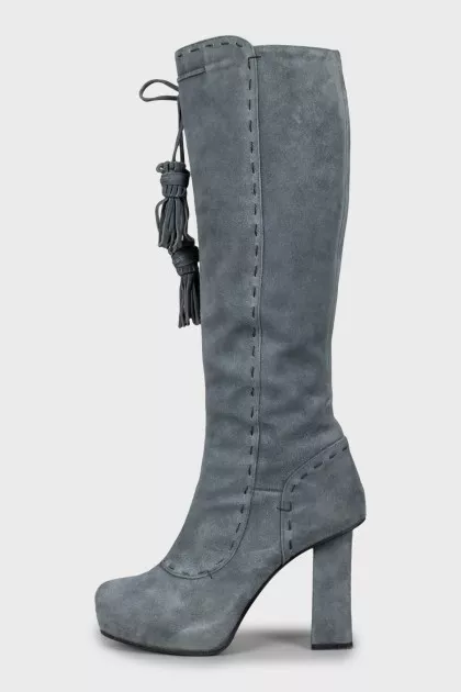 Suede boots with contrast seams