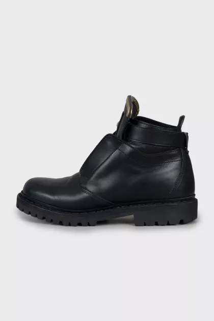 Leather boots with gold logo