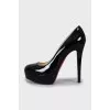 Patent leather shoes with tag
