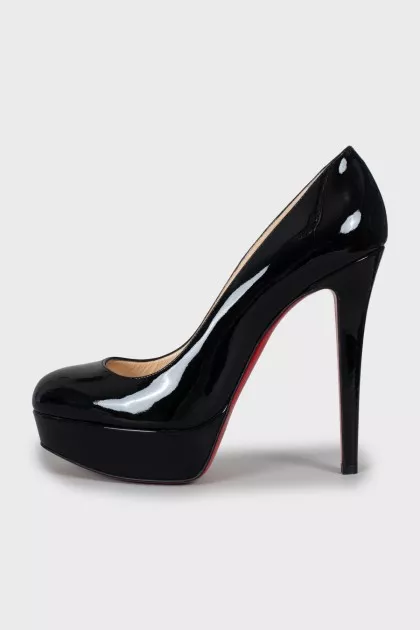 Patent leather shoes with tag