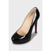 Patent leather shoes with tag