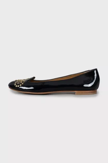 Patent leather ballet flats decorated with eyelets