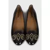 Patent leather ballet flats decorated with eyelets