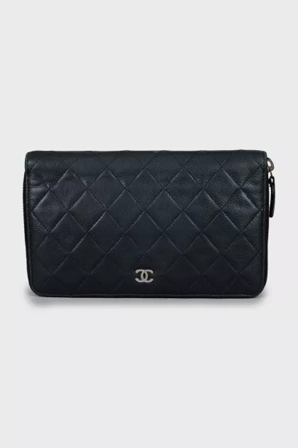 Quilted leather wallet with brand logo