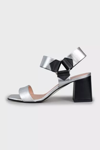 Leather sandals with contrasting heels