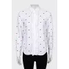 Fitted shirt decorated with embroidery