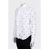 Fitted shirt decorated with embroidery