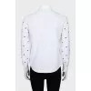 Fitted shirt decorated with embroidery
