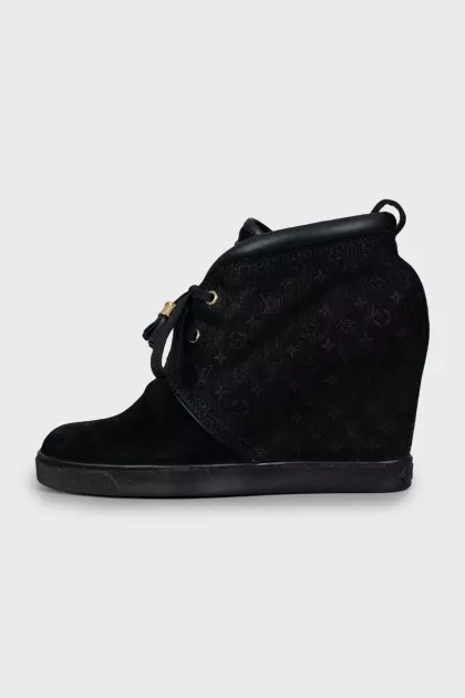 Suede ankle boots with signature print