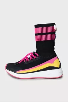 Sneakers with a massive sole and laces