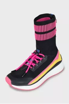 Sneakers with a massive sole and laces