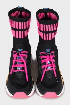 Sneakers with a massive sole and laces