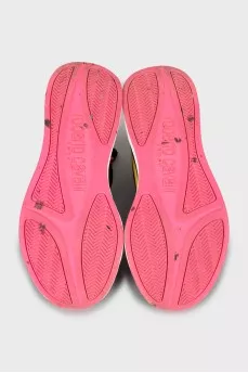 Sneakers with a massive sole and laces