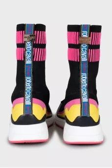 Sneakers with a massive sole and laces