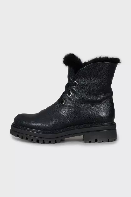 Insulated leather boots with laces