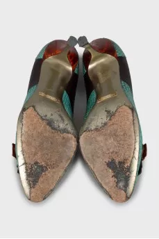 Combined shoes with embossed leather