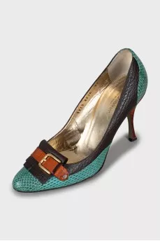 Combined shoes with embossed leather