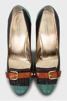 Combined shoes with embossed leather