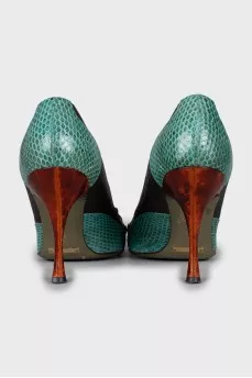 Combined shoes with embossed leather