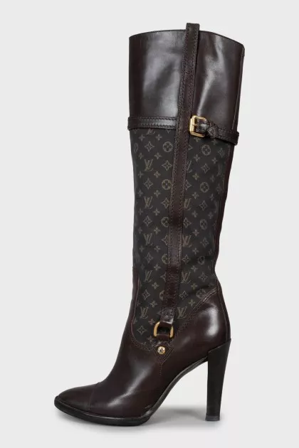 Leather boots with brand logo