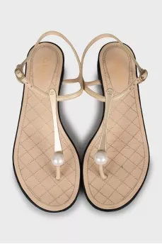 Leather sandals decorated with pearls