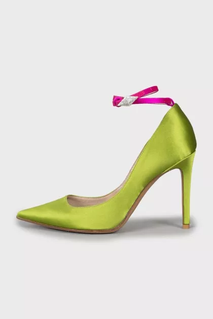 Textile shoes with suede straps