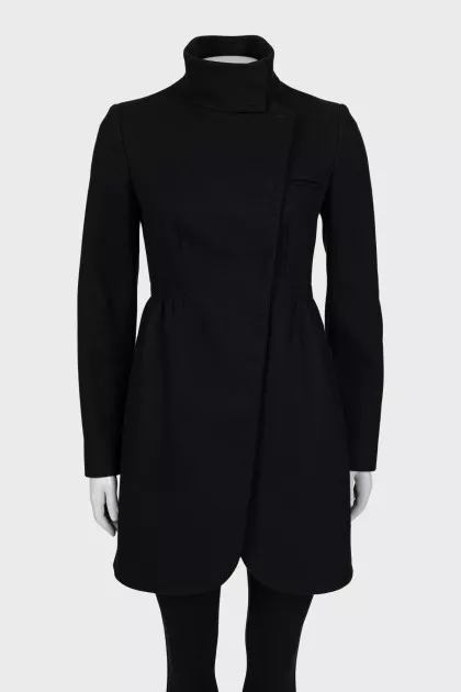 Fitted coat with buttons