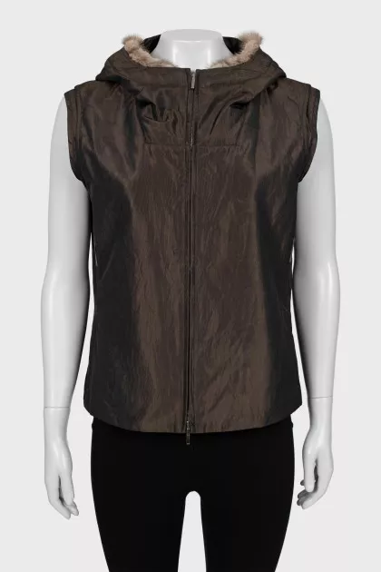 Fitted vest with fur on the hood