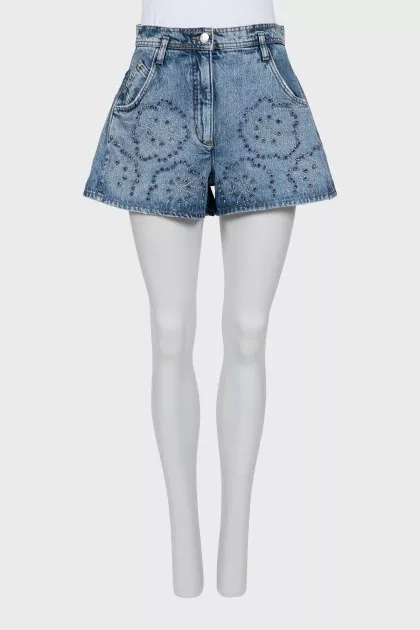 Denim shorts with a fitted cut