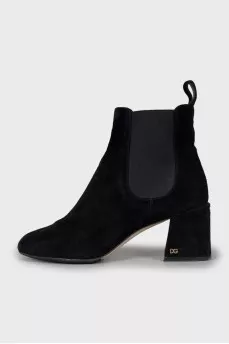 Suede ankle boots with medium heels