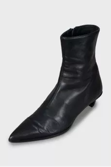 Leather ankle boots with low heels