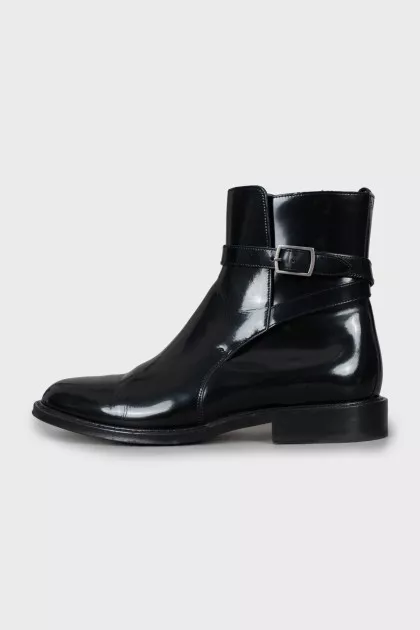 Patent leather boots with round toe