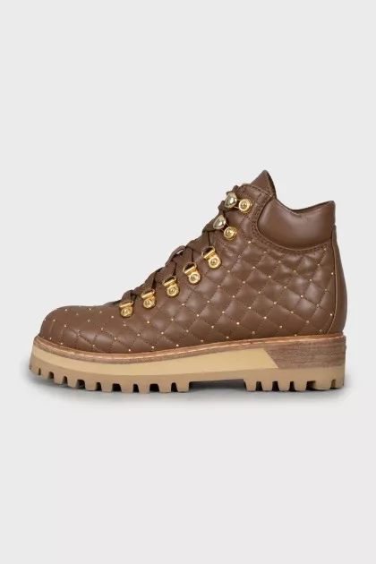 Insulated leather boots with decor