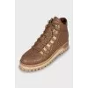 Insulated leather boots with decor
