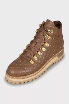 Insulated leather boots with decor