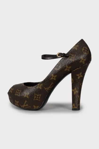 Canvas shoes with signature print