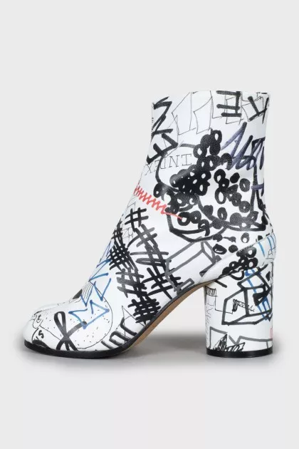 Tabi leather ankle boots with tag
