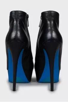 Leather ankle boots with high heels and zip
