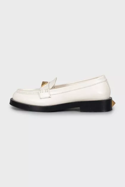 Leather loafers decorated with spikes