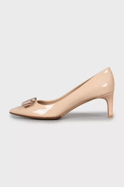 Patent leather shoes decorated with a bow