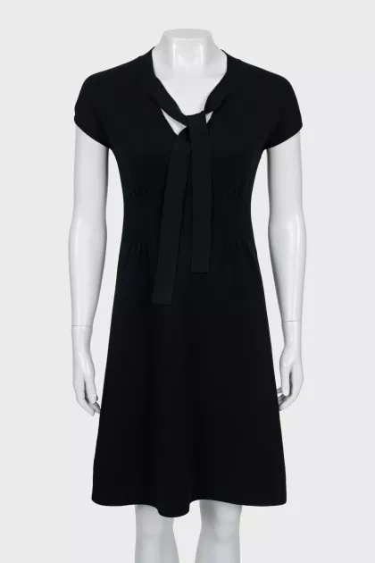 Fitted dress with tie