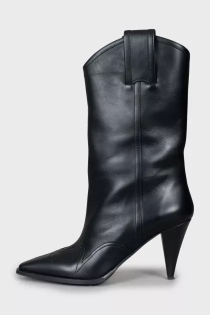 Leather boots decorated with embroidery