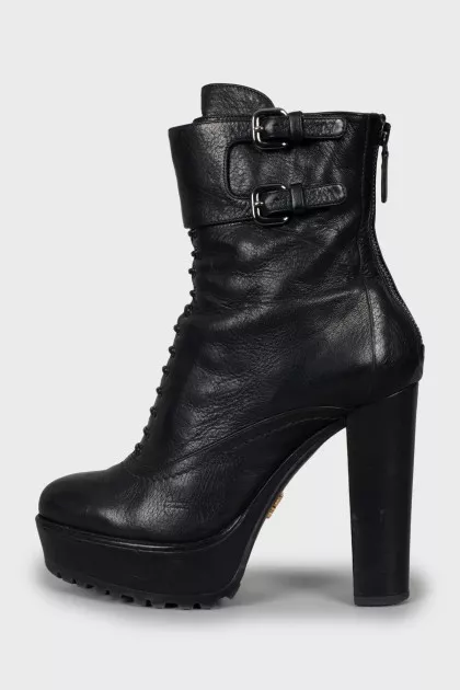 Leather ankle boots decorated with buckles