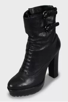 Leather ankle boots decorated with buckles