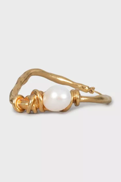 Golden earring with artificial pearls