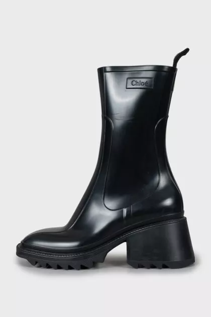 Black boots Betty