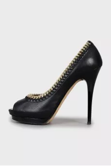 Leather shoes decorated with chain