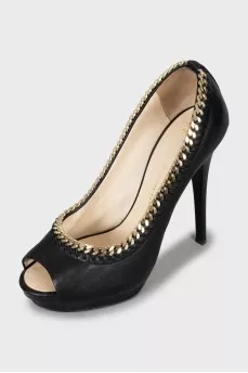 Leather shoes decorated with chain