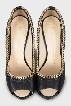 Leather shoes decorated with chain
